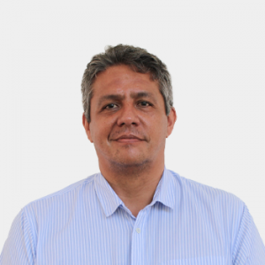 La foto fue tomada en primer plano, fondo blanco y el profesor Alvaro Javier Idrovo está situado en el centro.