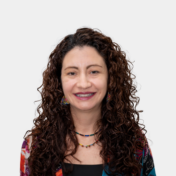 The photo was taken in the foreground, white background and Professor Ana Emilse Coy is located in the centre.