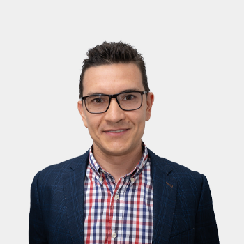 The photo was taken in the foreground, white background and Professor Carlos Andrés Galán is located in the centre.
