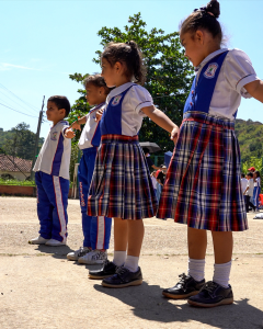 Estudiantes de escuela rural cogidos de manos.