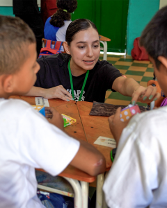 Estudiante de Pregrado trabajando con niños de escuela rural.