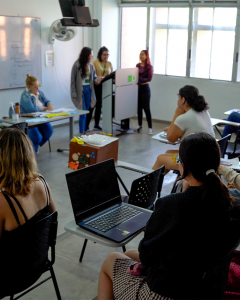 Exposición de estudiantes en clase de Educación.