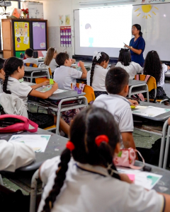 Estudiante de Pregrado dictando clase en escuela rural.