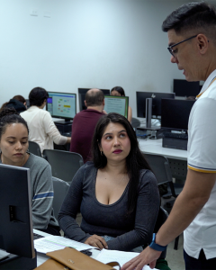 Estudiantes de posgrado en clase hablando con el profesor