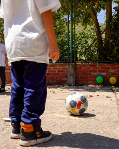 Niño jugando futbol.