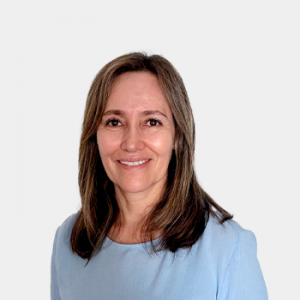 La foto fue tomada en primer plano, fondo blanco y la profesora Claudia Isabel Amaya está situado en el centro.