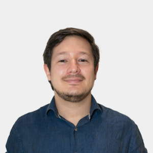 The photo was taken in the foreground, white background and Professor Daniel Calderon Aponte is located in the center.