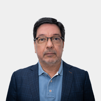 La foto fue tomada en primer plano, fondo blanco y el profesor Dario Yesid Peña está situado en el centro.