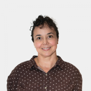 The photo was taken in close-up, on a white background, with the professor Heidy Alegría Gutiérrez León in the center.