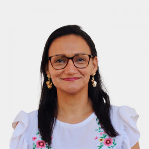La foto fue tomada en primer plano, fondo blanco y la profesora Laura Andrea Rodríguez Villamizar está situada en el centro.