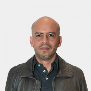 The photo was taken in close-up, on a white background, with the professor Luis Fernando Arévalo Viveros in the center.