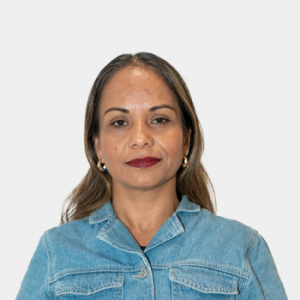 The photo was taken in the foreground, white background and Professor Luz Mary Quintero is located in the center.