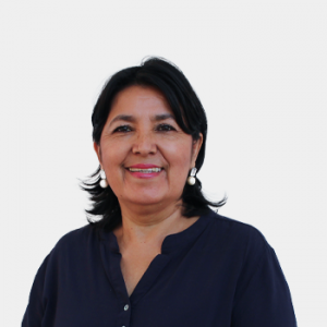 La foto fue tomada en primer plano, fondo blanco y la profesora Myriam Ruiz Rodríguez está situada en el centro.