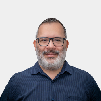 La foto fue tomada en primer plano, fondo blanco y el profesor Pedro Luis Delvasto está situado en el centro.