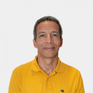 The photo was taken in close-up, on a white background, with the professor Rafael Alberto Barragán Gómez in the center.