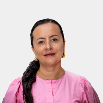 La foto fue tomada en primer plano, fondo blanco y la profesora Sandra Judith Garcia está situado en el centro.