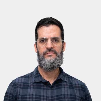 La foto fue tomada en primer plano, fondo blanco y el profesor Sergio Blanco está situado en el centro.