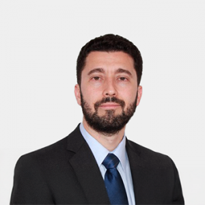La foto fue tomada en primer plano, fondo blanco y el profesor Victor Mauricio Herrera está situado en el centro.