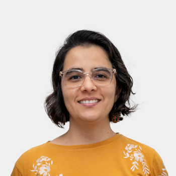 The photo was taken in the foreground, white background and Professor Viviana Raquel Guiza is located in the centre.