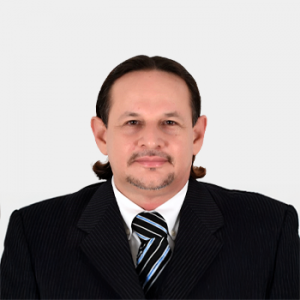 La foto fue tomada en primer plano, fondo blanco y el profesor Wellman Antonio Ribon Gomez está situado en el centro.