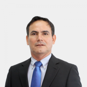 La foto fue tomada en primer plano, fondo blanco y el profesor Adan Yovani León Bermudez está situado en el centro.