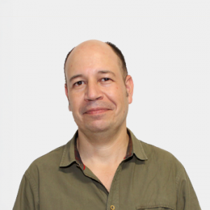 The photo was taken in close-up, with a white background, and the profesor Alfonso Fernandez Villa is situated in the center.