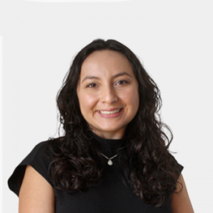 The photo was taken in close-up, on a white background, with the professor Alicia Natali Chamorro positioned in the center.