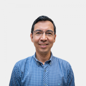 The photo was taken in close-up, with a white background, and the professor Allex Eduardo Alvarez is positioned in the center.