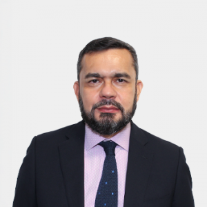 The photo was taken in close-up, with a white background, and the profesor Álvaro Acevedo Tarazona is situated in the center.