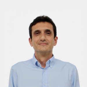 La foto fue tomada en primer plano, fondo blanco y el profesor Alvaro Viviescas está situado en el centro.