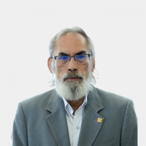 La foto fue tomada en primer plano, fondo blanco y el profesor Amado Antonio Rincón está situado en el centro.