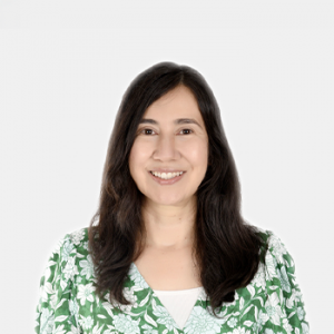 The photo was taken in close-up, with a white background, and the professor Amanda Patricia Amorocho Pérez is positioned in the center.
