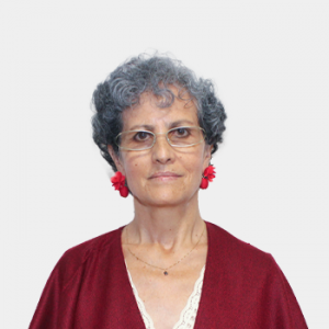 La foto fue tomada en primer plano, fondo blanco y la profesora Ana Cecilia Ojeda Avellaneda está situada en el centro.