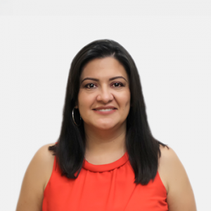 La foto fue tomada en primer plano, fondo blanco y la profesora Ana María Loaiza Giraldo está situada en el centro.