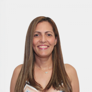 La foto fue tomada en primer plano, fondo blanco y la profesora Ana Milena Rhenals Doria está situado en el centro.
