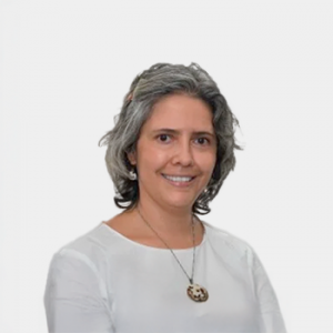 La foto fue tomada en primer plano, fondo blanco y la profesora Andrea Hernández Quirama está situada en el centro.
