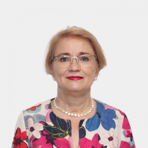 La foto fue tomada en primer plano, fondo blanco y la profesora Bozena Lechowska está situada en el centro.
