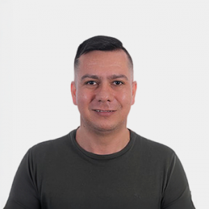 La foto fue tomada en primer plano, fondo blanco y el profesor Carlos Lasso Urbano está situada en el centro.
