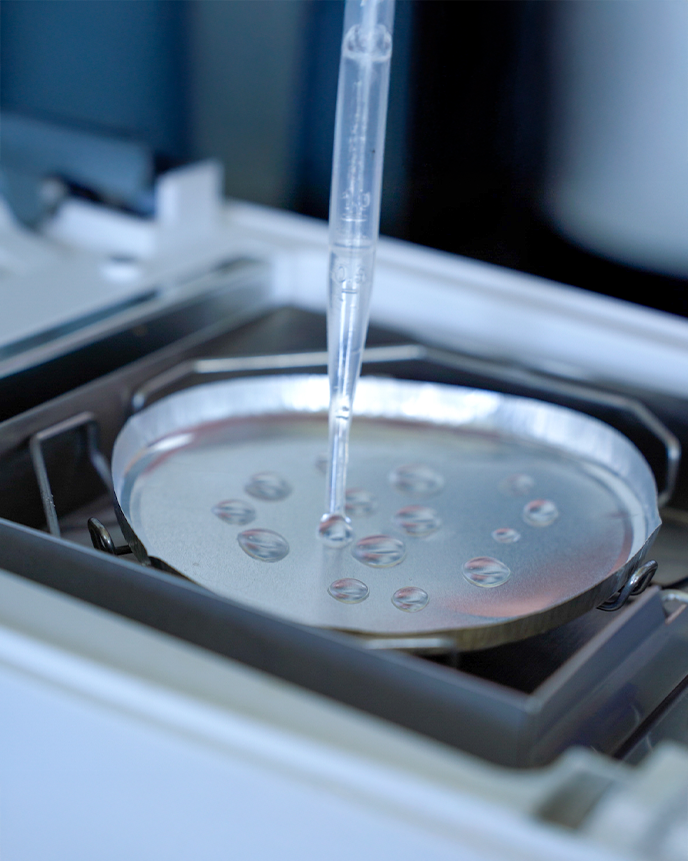 Dropper with fluids in a laboratory machine