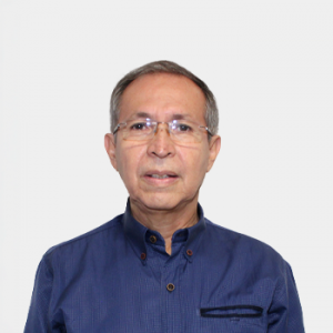 The photo was taken in close-up, with a white background, and the professor Cesar Augusto Roa is positioned in the center.