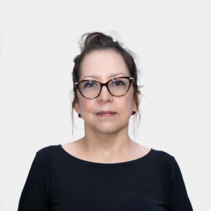 The photo was taken in the foreground, white background and Professor Claudia Lucia Figueroa is located in the center.