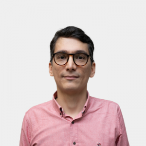 The photo was taken in close-up, on a white background, with the profesor Dairon Alfonso Rodríguez Ramírez positioned in the center.