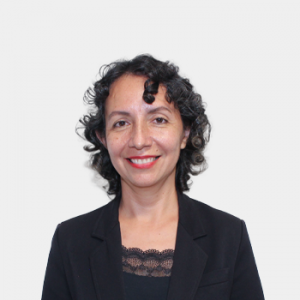 La foto fue tomada en primer plano, fondo blanco y la profesora Edga Mireya Uribe Salamanca está situada en el centro.