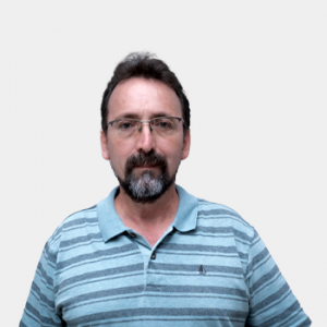 The photo was taken in close-up, on a white background, with the professor Edgar Augusto Sarmiento positioned in the center.