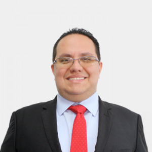 La foto fue tomada en primer plano, fondo blanco y el profesor Erik Giovany Montes Paez está situado en el centro.