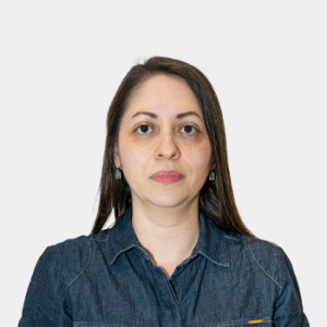 The photo was taken in close-up, on a white background, with the professor Erika Moreno Bueno in the center.