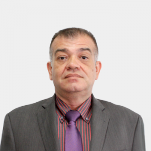 The photo was taken in the foreground, white background and Professor Fernando Enrique Calvete is located in the center.