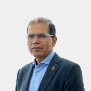 The photo was taken in close-up, on a white background, with the professor Gerardo Latorre Bayona in the center.