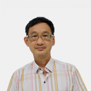 The photo was taken in close-up, with a white background, and the professor Gustavo Chio is positioned in the center.