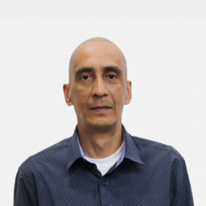 The photo was taken in close-up, with a white background, and the professor Héctor Mauricio Rojas Bentacurt is positioned in the center.